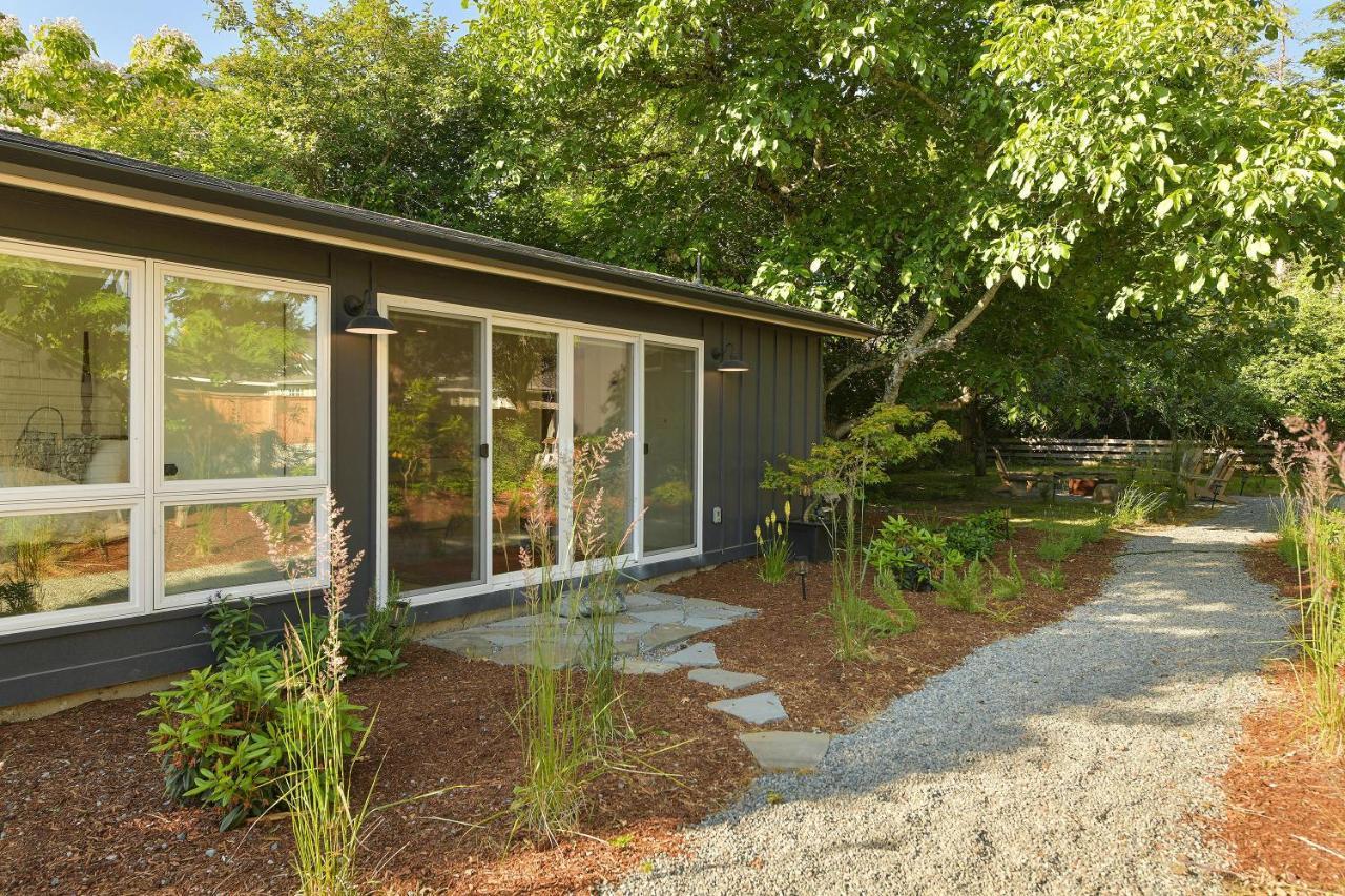The Bayside Cottage North Saanich Exterior photo