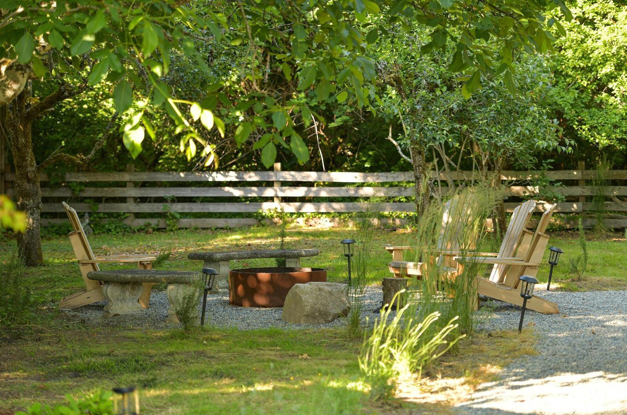 The Bayside Cottage North Saanich Exterior photo