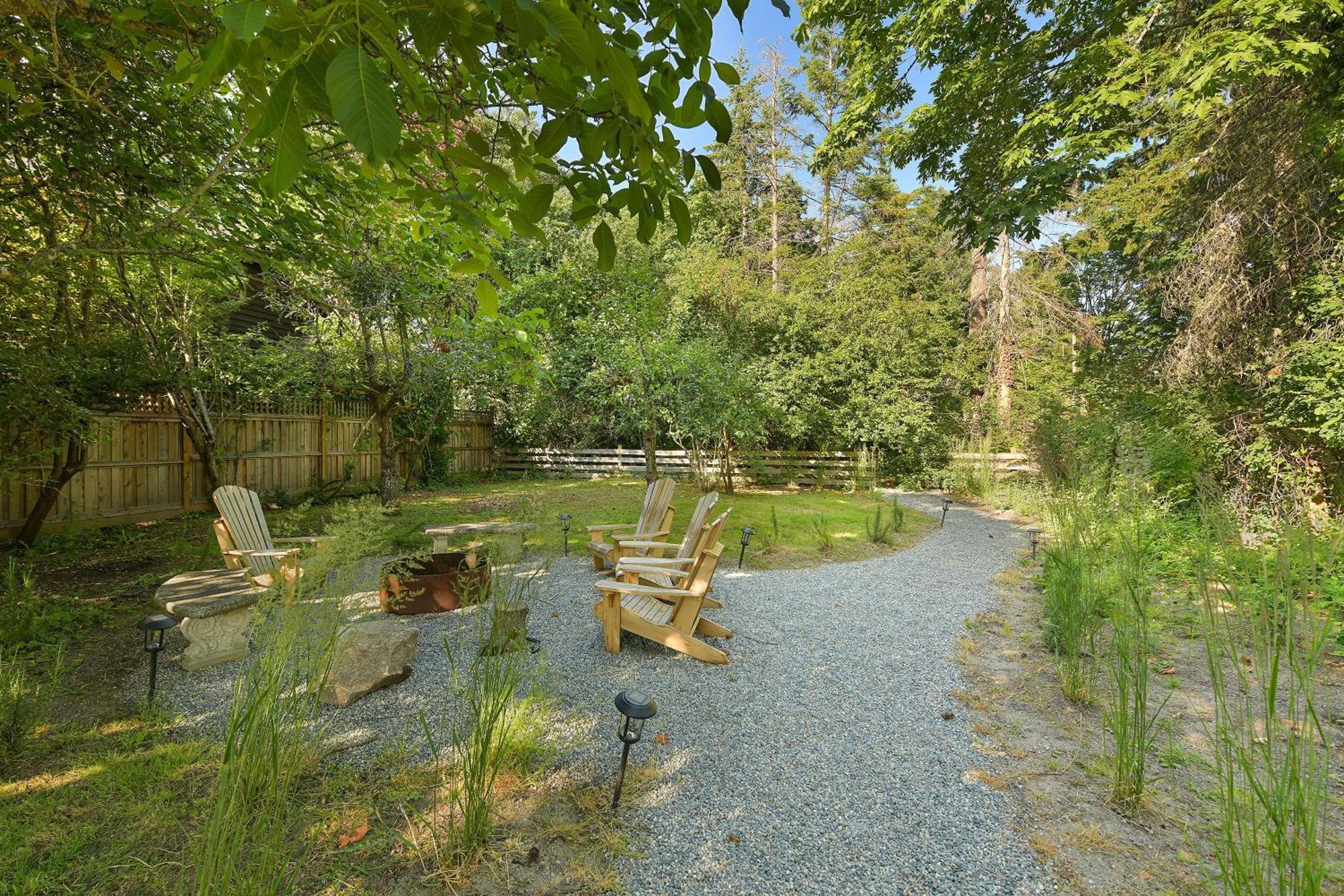 The Bayside Cottage North Saanich Exterior photo